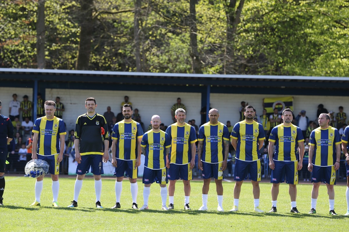 Almanya'nın Gelsenkirchen kentinde daha önce Fenerbahçe forması giymiş futbolcular ile eski...