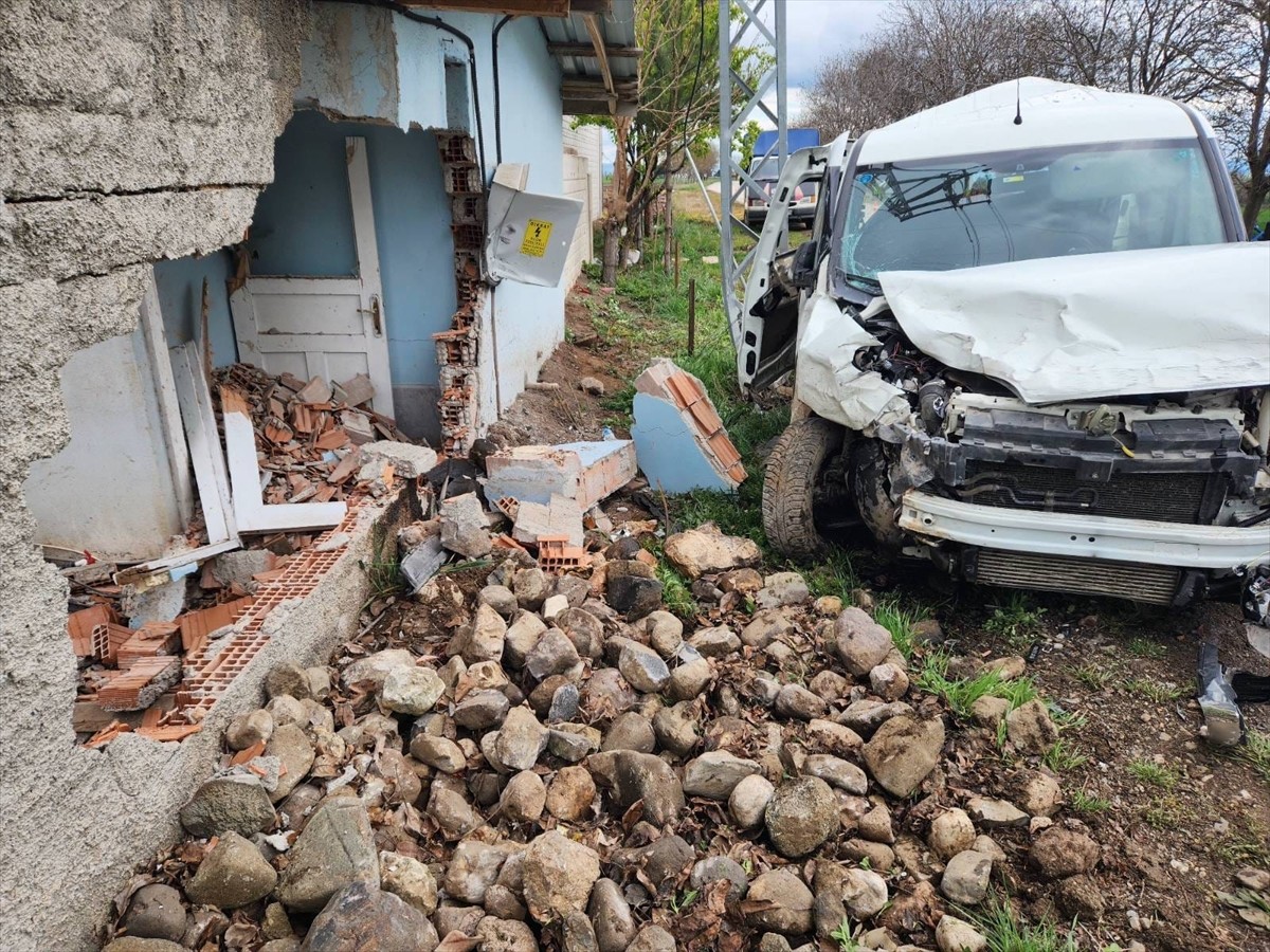 Amasya'nın Merzifon ilçesinde evin duvarına çarpan araçtaki 4 kişi yaralandı.