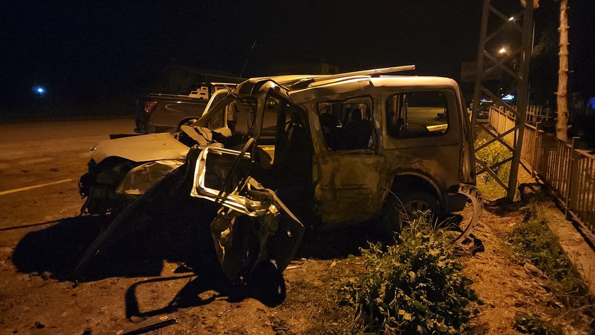 Amasya'nın Suluova ilçesinde panelvan ile hafif ticari aracın çarpışması sonucu 7 kişi...