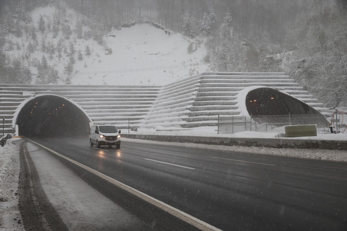 Anadolu Otoyolu'nun Bolu Dağı Tüneli kesiminde kar yağışı etkili oldu.