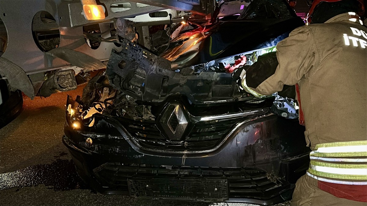 Anadolu Otoyolu'nun Düzce kesiminde tıra çarpan otomobilin sürücüsü ağır yaralandı.