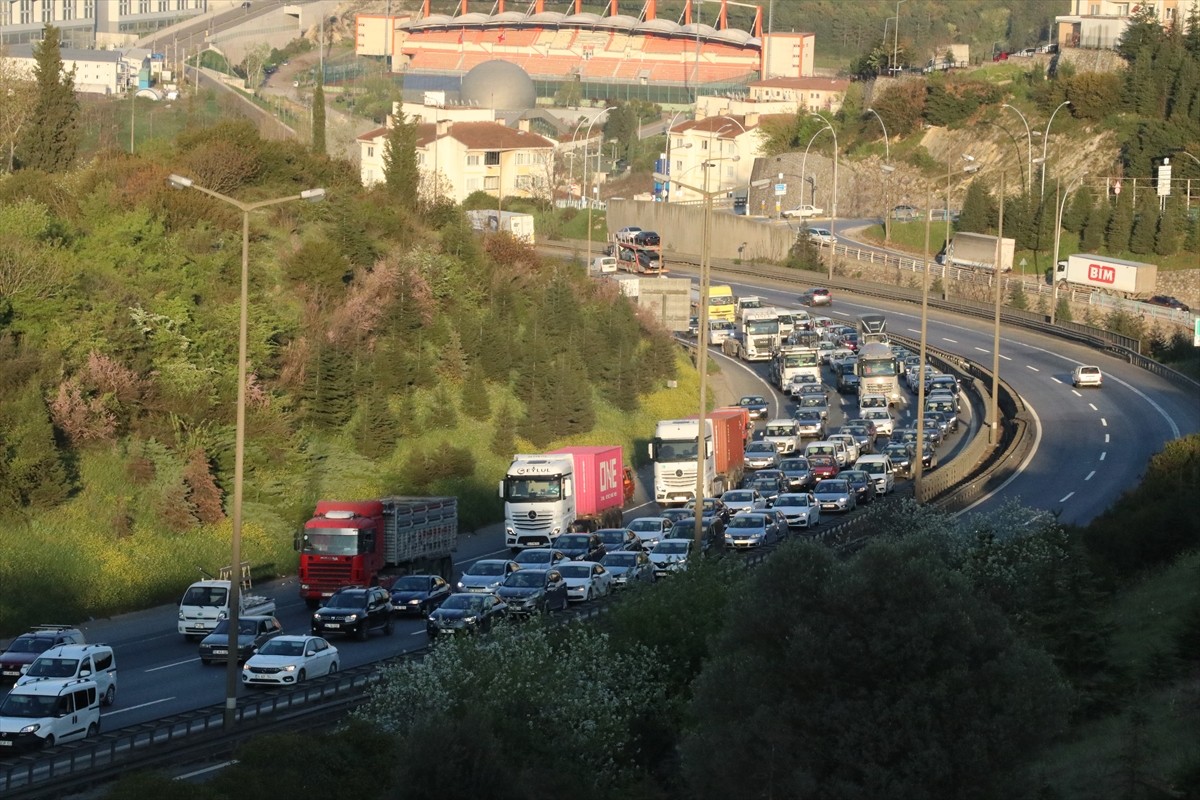 Anadolu Otoyolu'nun Kocaeli kesimi İstanbul istikametinde Ramazan Bayramı tatilinden dönenler...