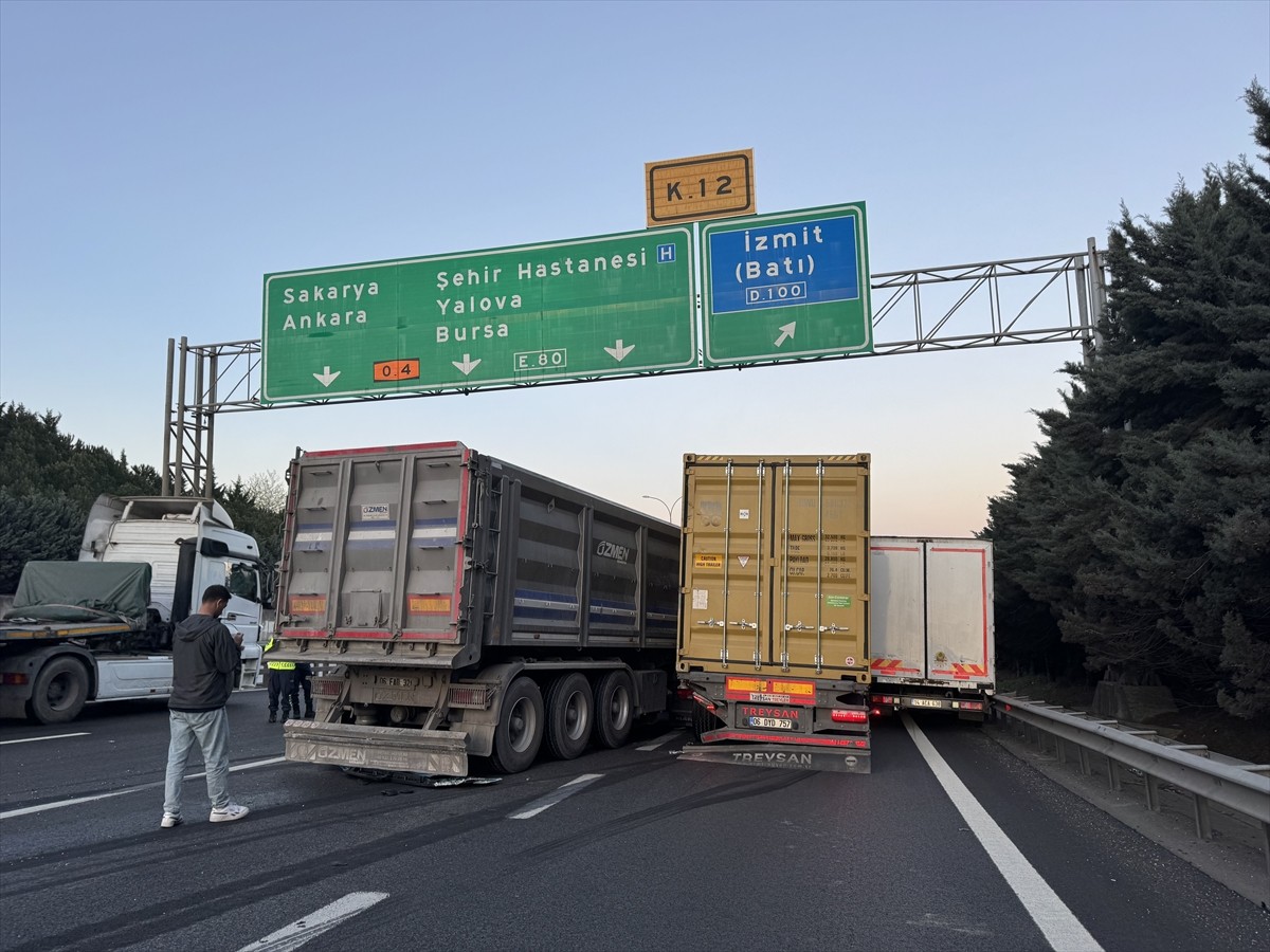 Anadolu Otoyolu'nun Kocaeli kesiminde 2 tır ve bir kamyonun karıştığı zincirleme trafik kazası...