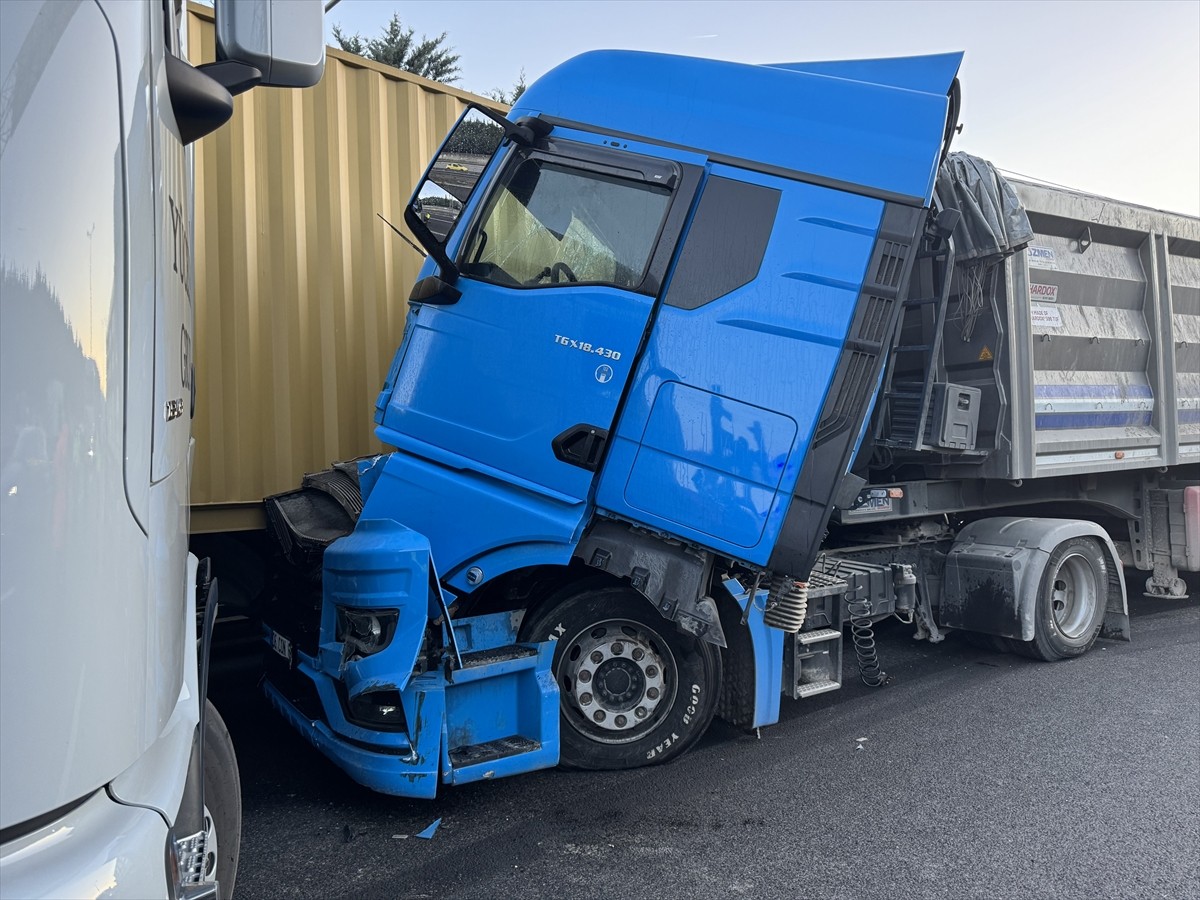 Anadolu Otoyolu'nun Kocaeli kesiminde 2 tır ve bir kamyonun karıştığı zincirleme trafik kazası...