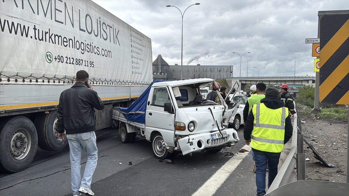 Anadolu Otoyolu'nun Kocaeli kesiminde meydana gelen zincirleme kaza nedeniyle Ankara istikametinde...