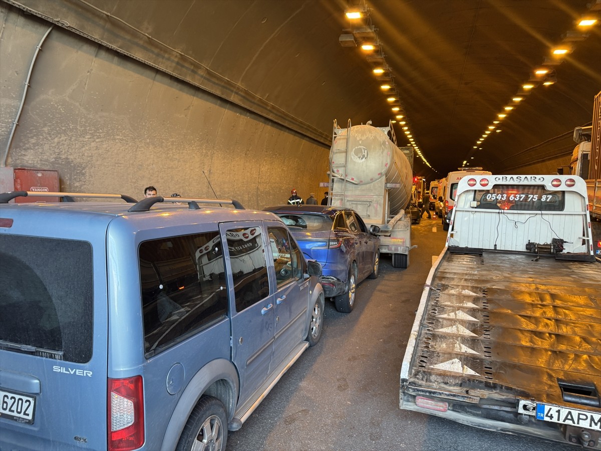 Anadolu Otoyolu'nun Kocaeli kesiminde meydana gelen zincirleme kaza nedeniyle İstanbul...