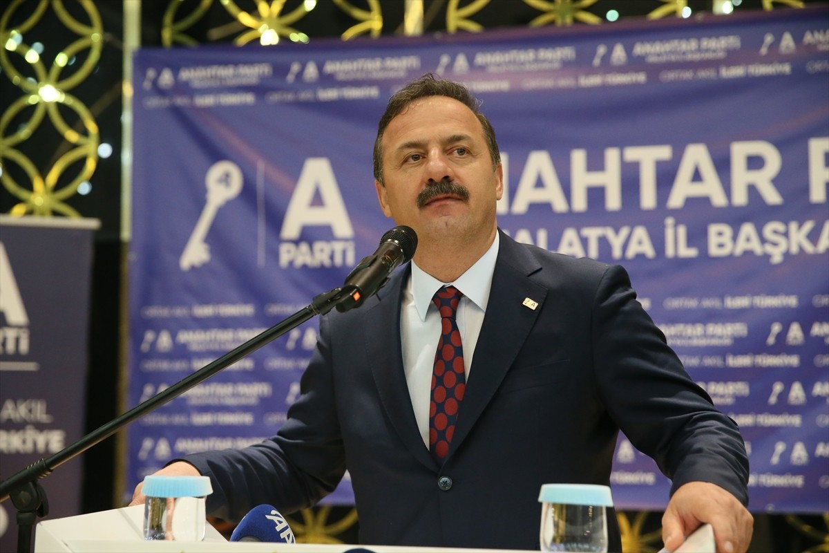 Anahtar Parti (A Parti) Genel Başkanı Yavuz Ağıralioğlu (sağ 3), Malatya'da sivil toplum...
