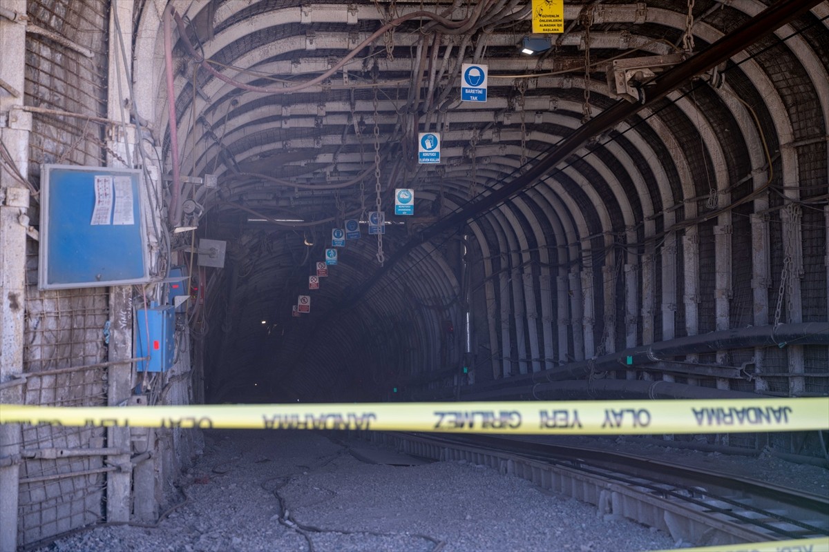 Ankara'nın Beypazarı ilçesinde maden ocağında meydana gelen göçükte 1'i ağır 13 işçi...