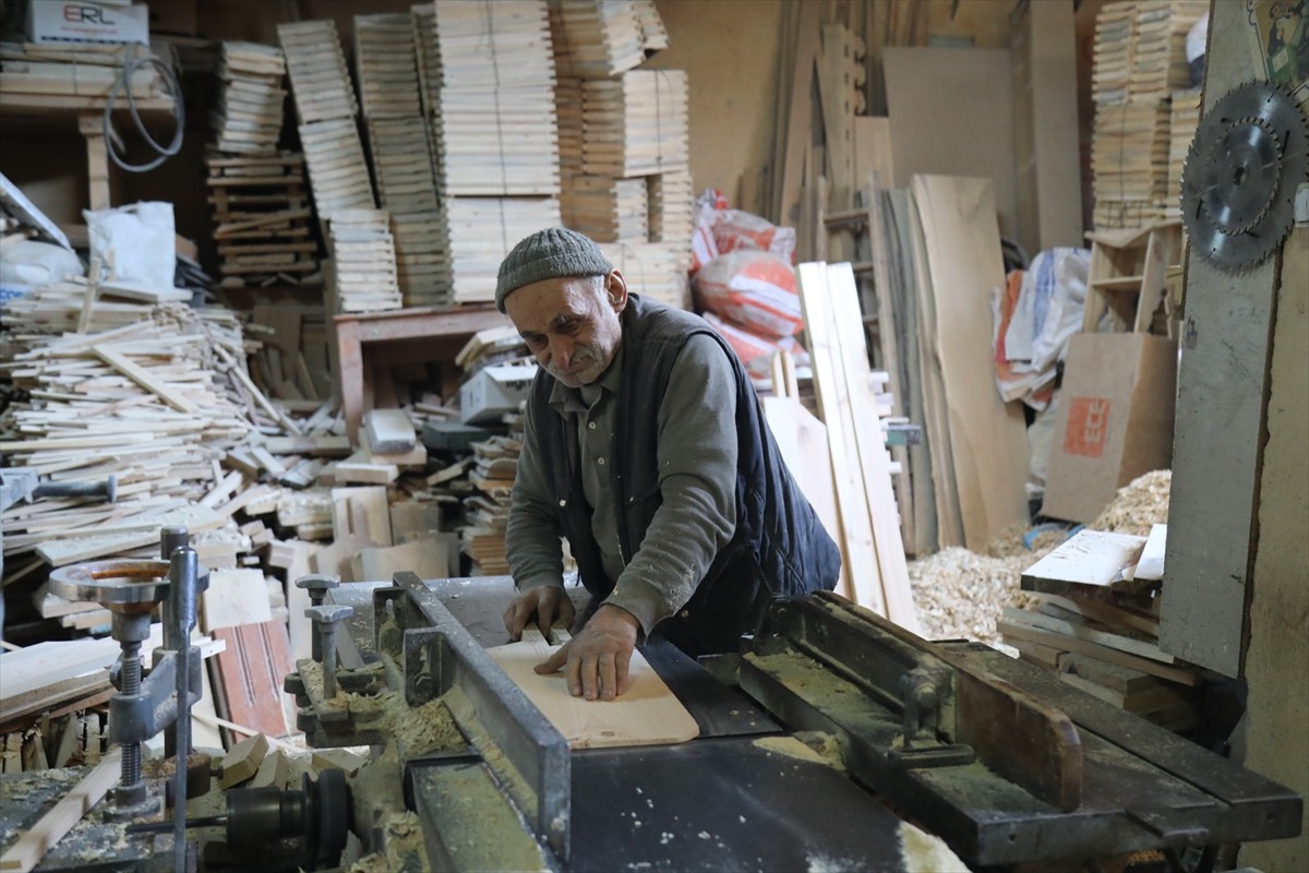 Ankara'nın Çubuk ilçesinde marangoz ustası Ali Türk, babasından öğrendiği mesleğini çocuklarıyla...