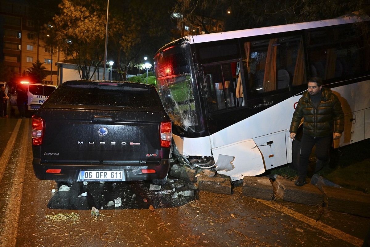 Ankara'nın Etimesgut ilçesinde park halindeyken freni boşalan ve hareket eden işçi servisi...