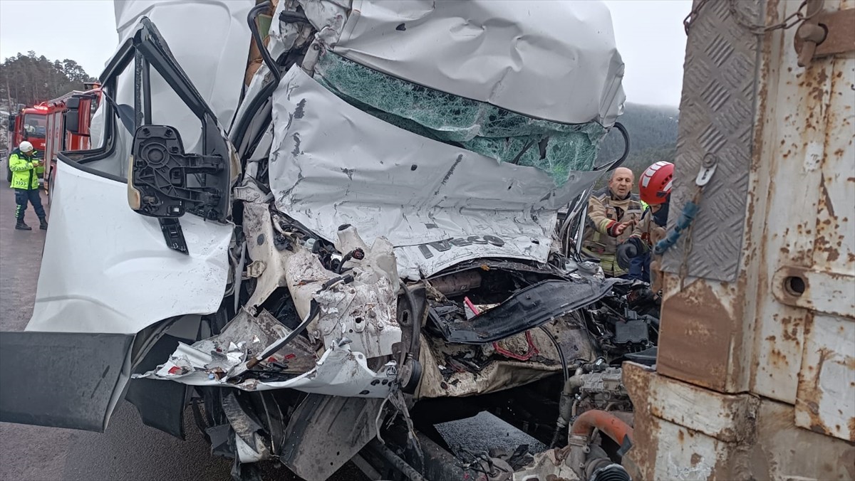 Ankara-İstanbul otoyolunda tıra arkadan çarpan ticari aracın şoförü hayatını kaybetti.