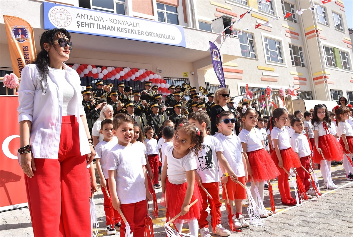 Antalya'da, 23 Nisan Ulusal Egemenlik ve Çocuk Bayramı dolayısıyla Kara Kuvvetleri Komutanlığına...