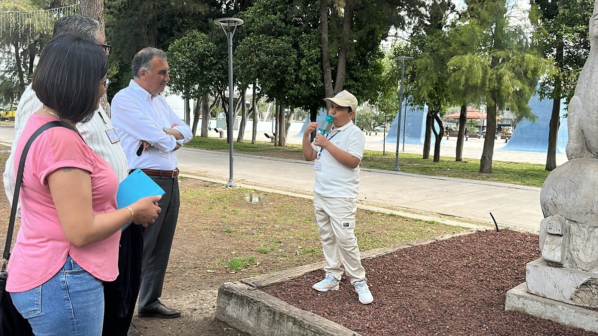 Antalya'da hayata geçirilen "Küçük Rehberim Projesi" kapsamında 5. ve 6. sınıf öğrencileri...