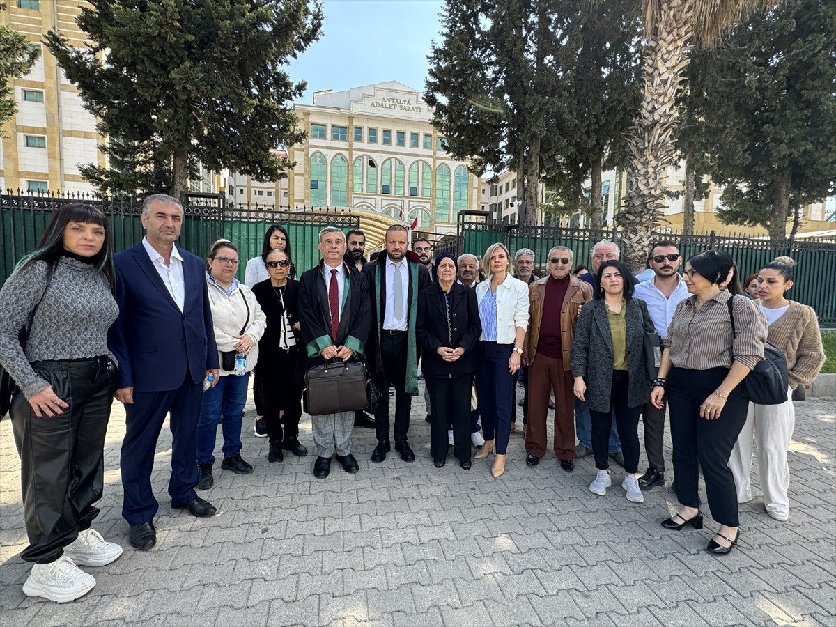 Antalya'da otomobiliyle çarptığı emekli öğretmenin ölümüne neden olan sürücü, hakim karşısına...