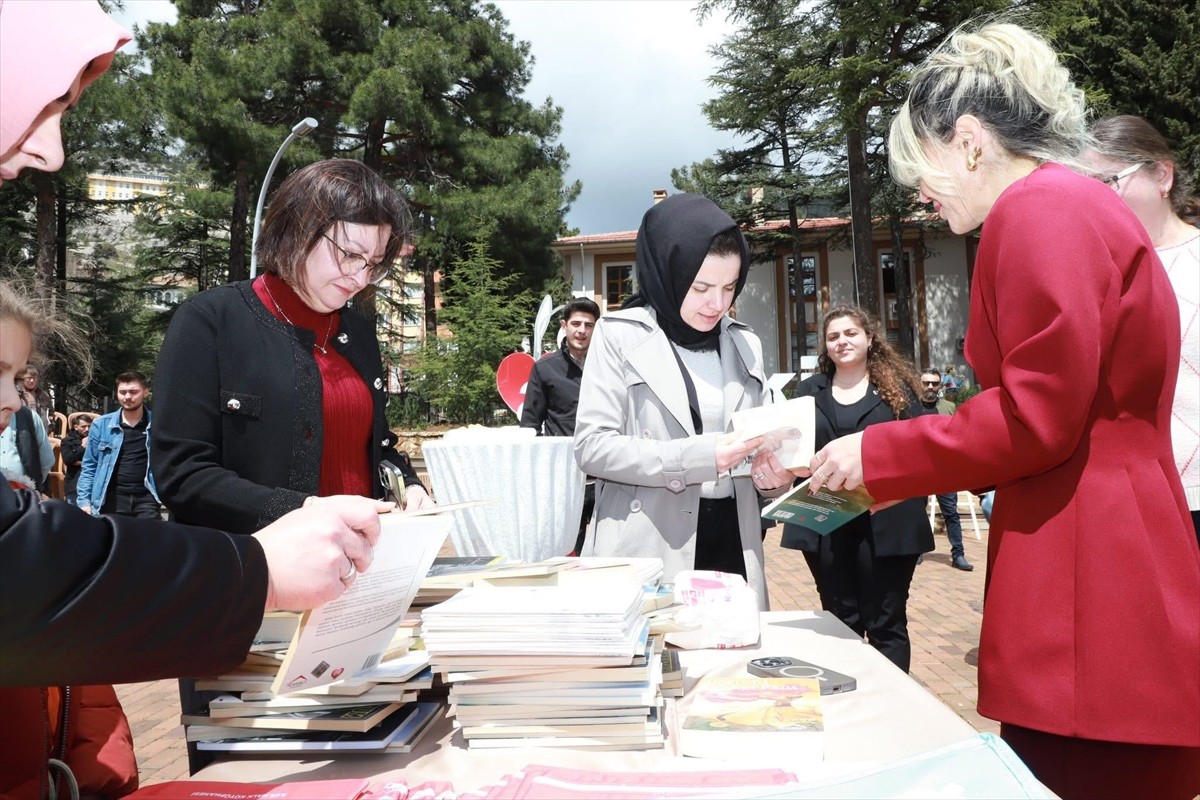 Antalya'nın Akseki ilçesinde kitap okuma farkındalığı oluşturmak amacıyla Hükümet Konağı önünde...