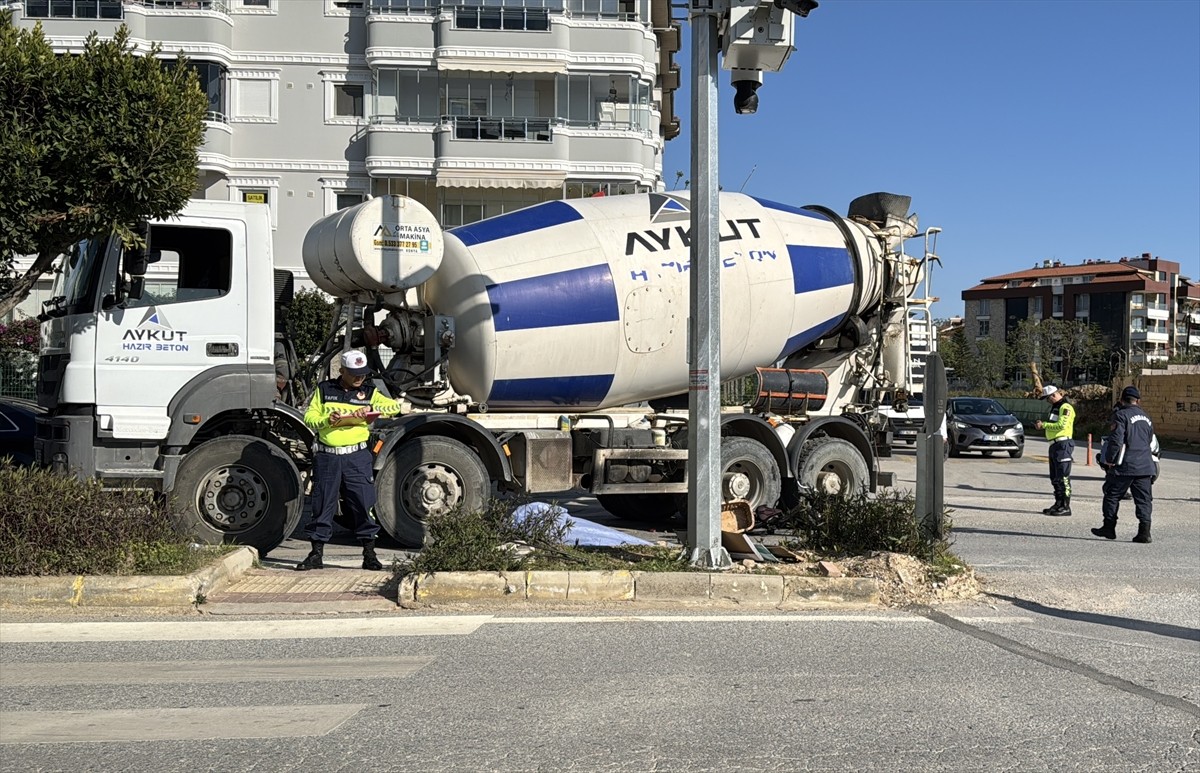  Antalya'nın Alanya ilçesinde, beton mikserinin altında kalan bisiklet sürücüsü hayatını...