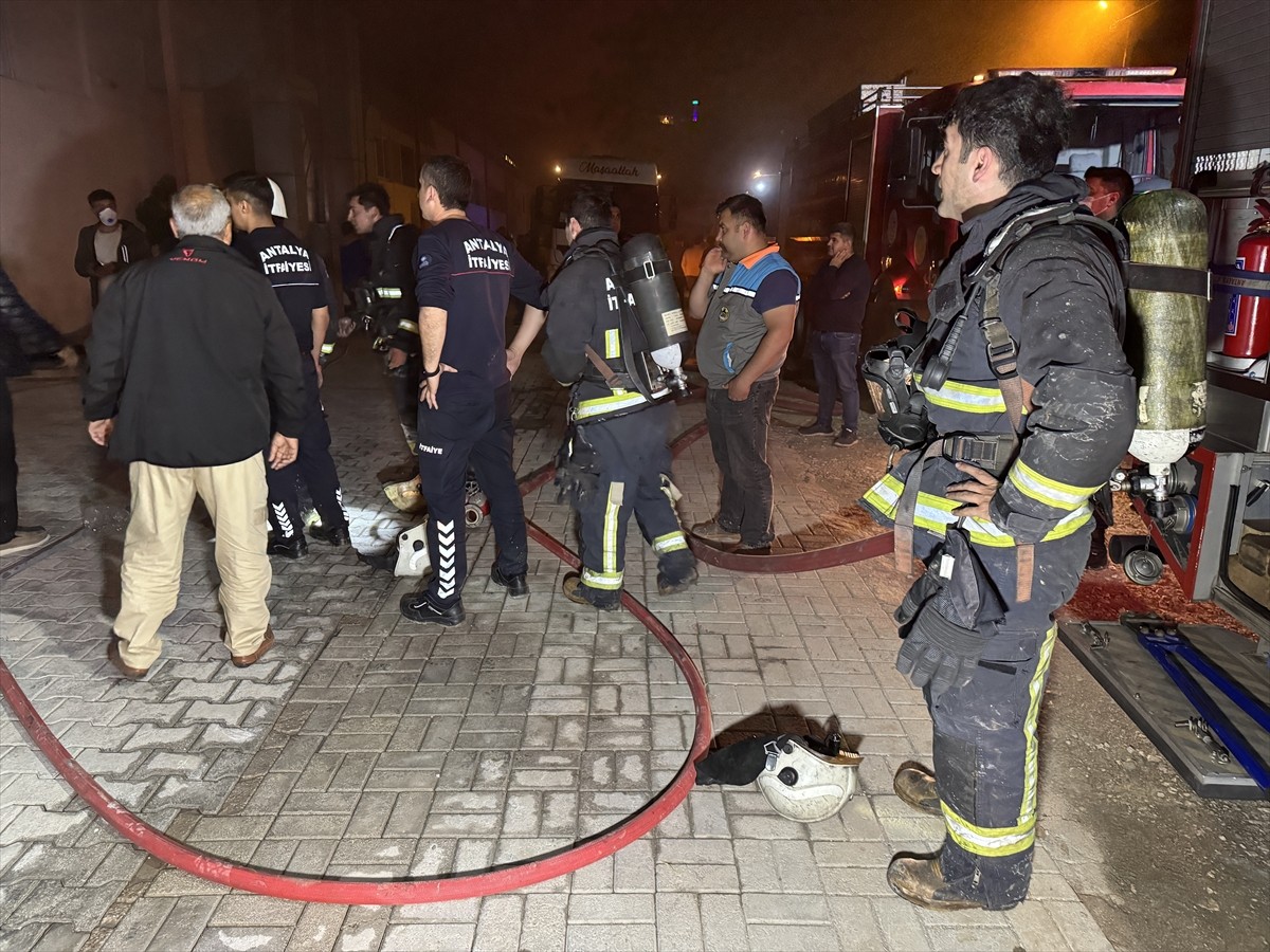 Antalya'nın Alanya ilçesinde bir mobilya atölyesi, çıkan yangında hasar gördü.
