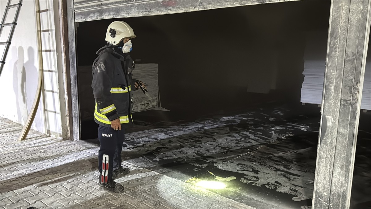 Antalya'nın Alanya ilçesinde bir mobilya atölyesi, çıkan yangında hasar gördü.