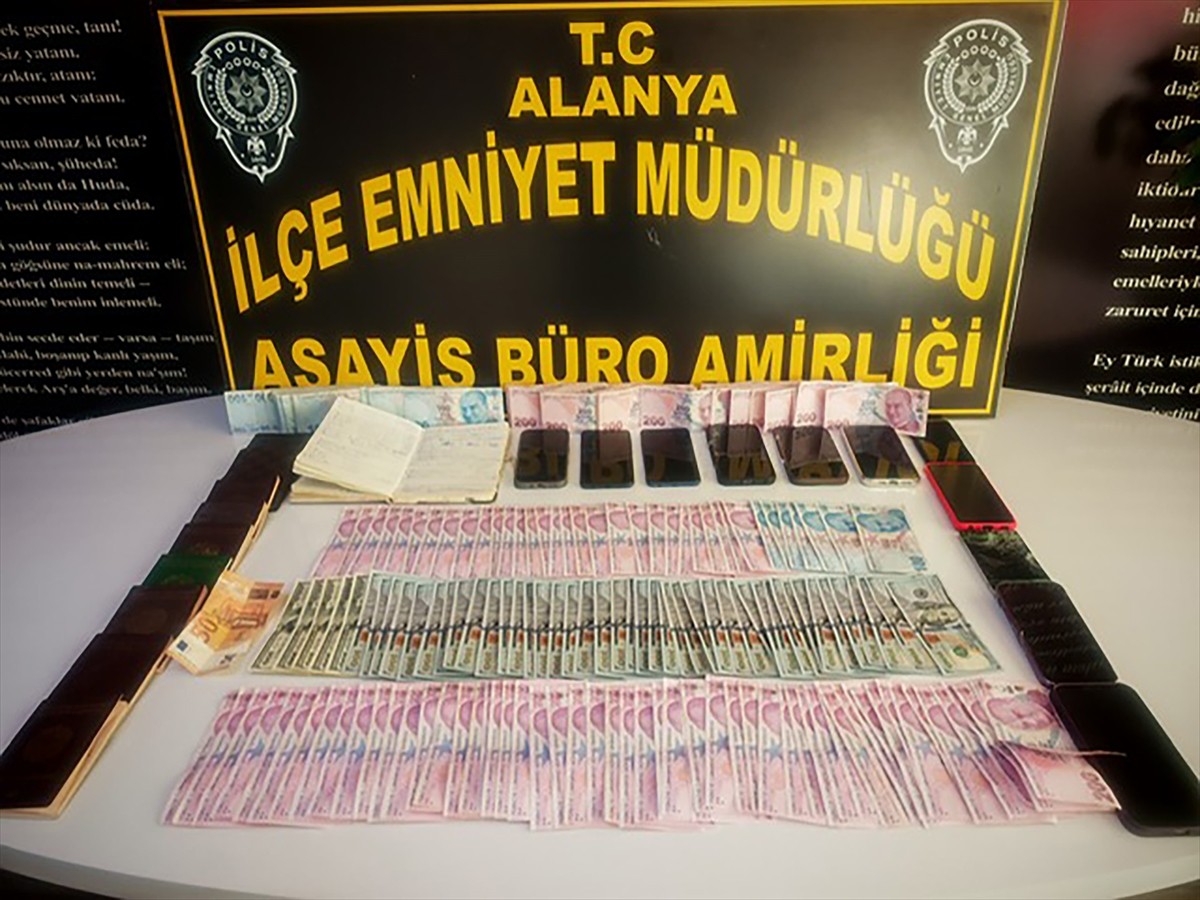 Antalya'nın Alanya ilçesinde düzenlenen fuhuş operasyonunda gözaltına alınan 3 şüpheli tutuklandı....