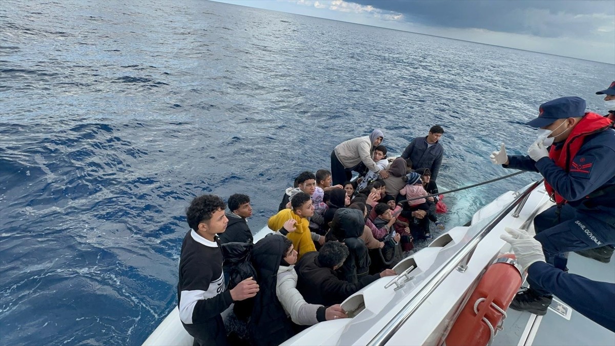 Antalya'nın Kaş ilçesi açıklarında, motor arızası nedeniyle sürüklenen lastik bottaki 25 düzensiz...