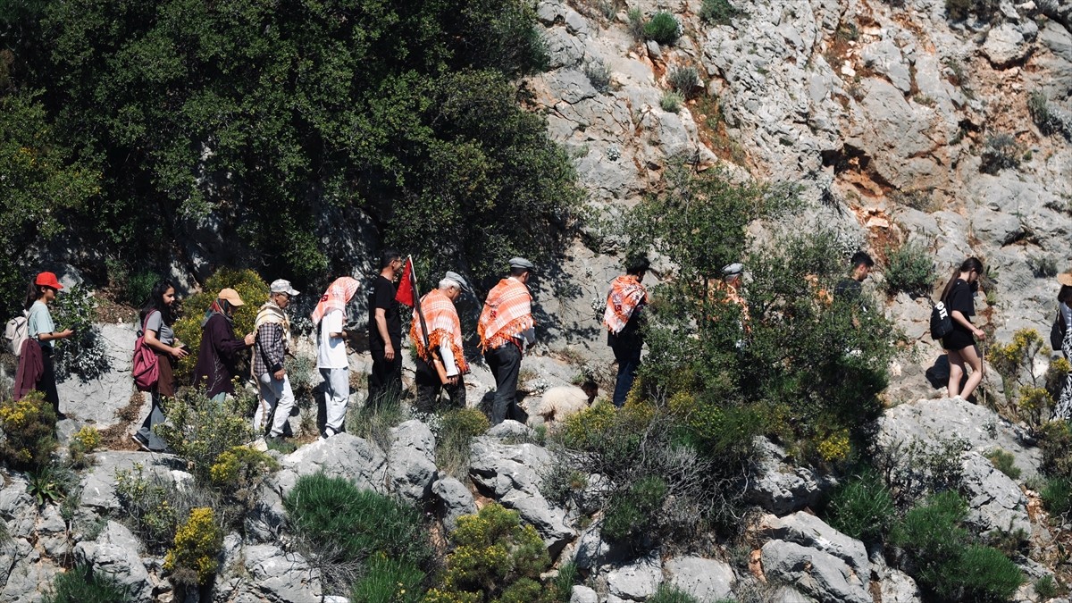 Antalya'nın Kaş ilçesinde "Likya Su Yolu Yürüyüşü ve Patara Yörük Göçü" etkinliği yapıldı....
