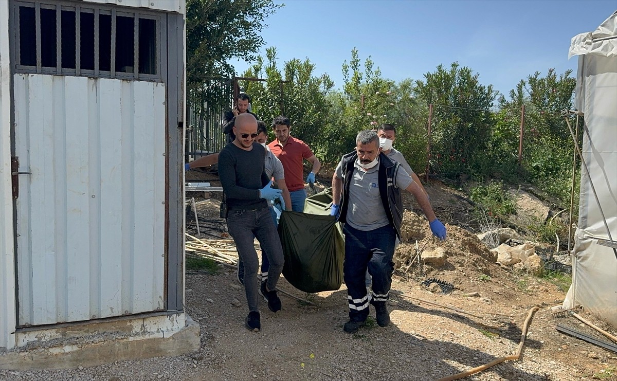 Antalya'nın Kepez ilçesinde çay kenarında bir erkeğe ait ceset bulundu.