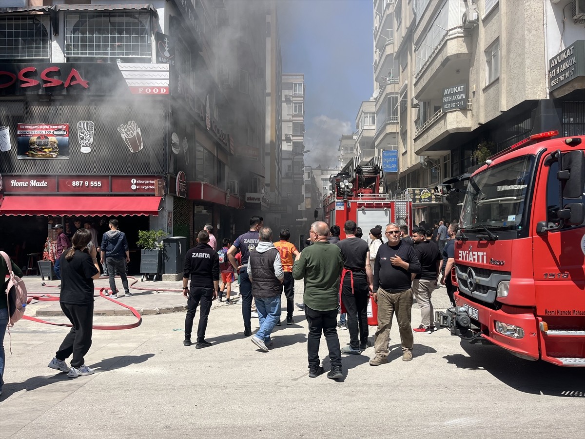 Antalya'nın Kumluca ilçesinde 6 katlı iş hanının içindeki restoranda çıkan yangın hasara neden...