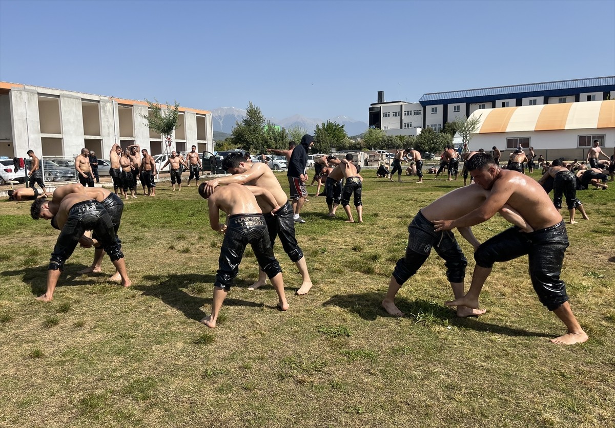 Antalya'nın Kumluca ilçesinde yağlı güreş pehlivanları, yeni sezon için antrenmanlarını...