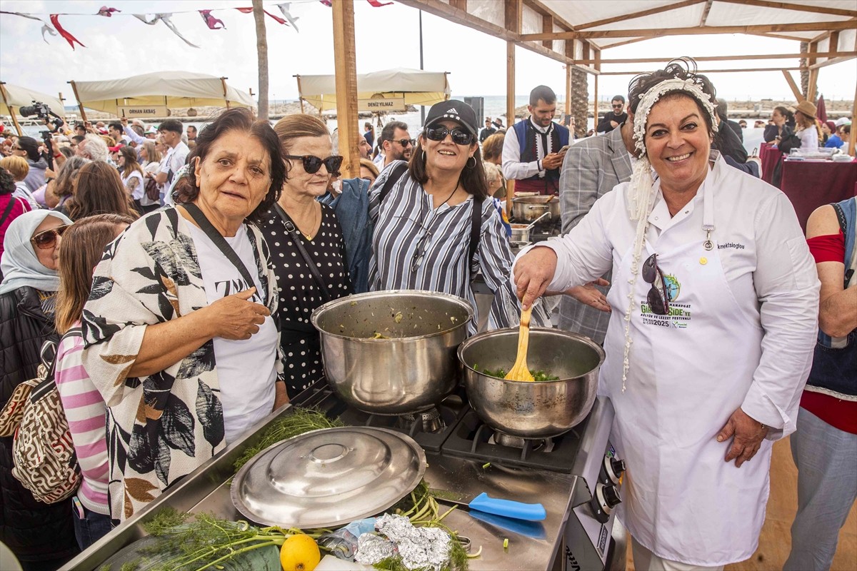 Antalya'nın Manavgat ilçesinde düzenlenen Uluslararası Manavgat "Girit'ten Side'ye Kültür ve...