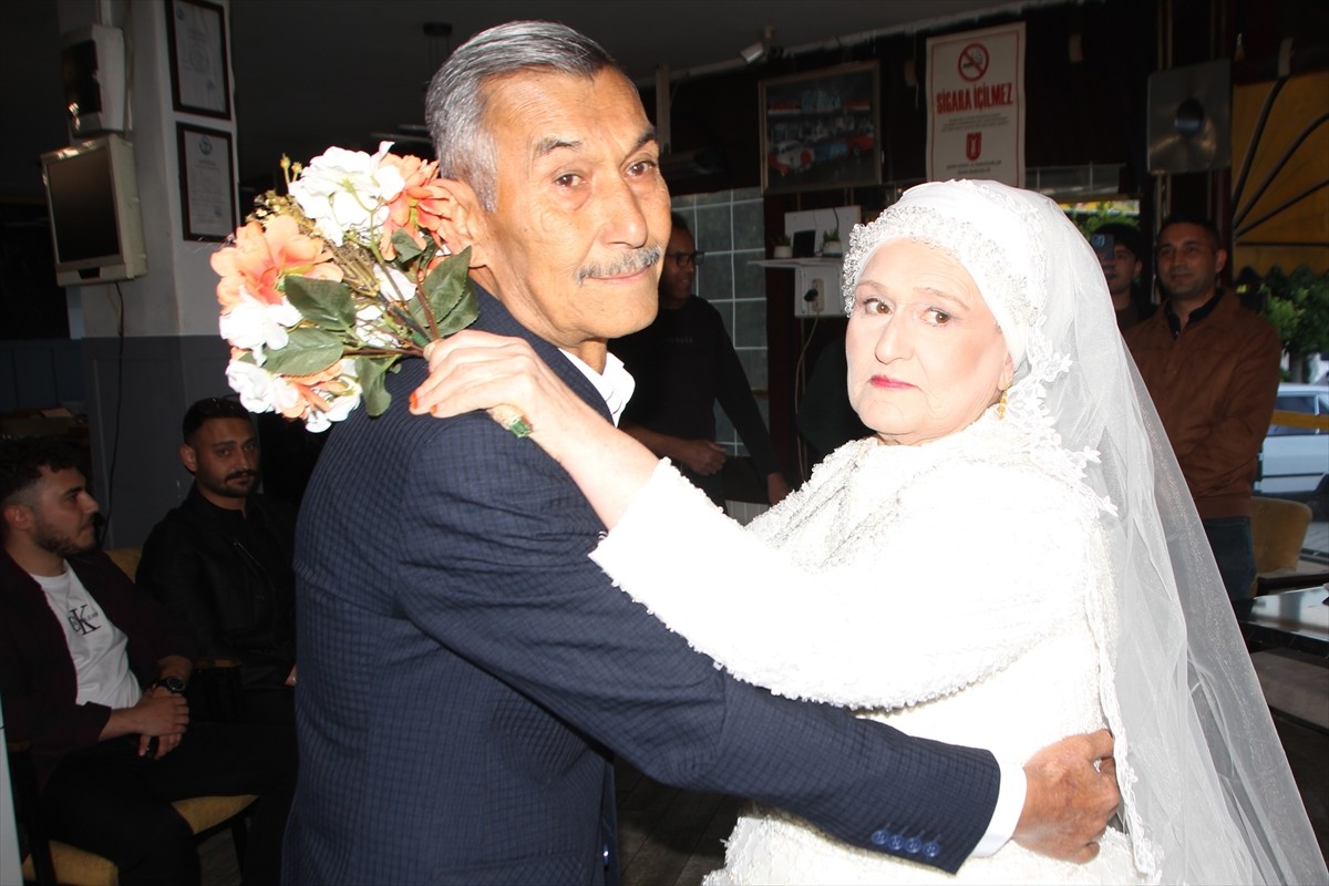 Antalya'nın Serik ilçesinde kaçarak evlenen Yılmaz çifti, 45 yıl sonra gelinlik ve damatlık giyip...