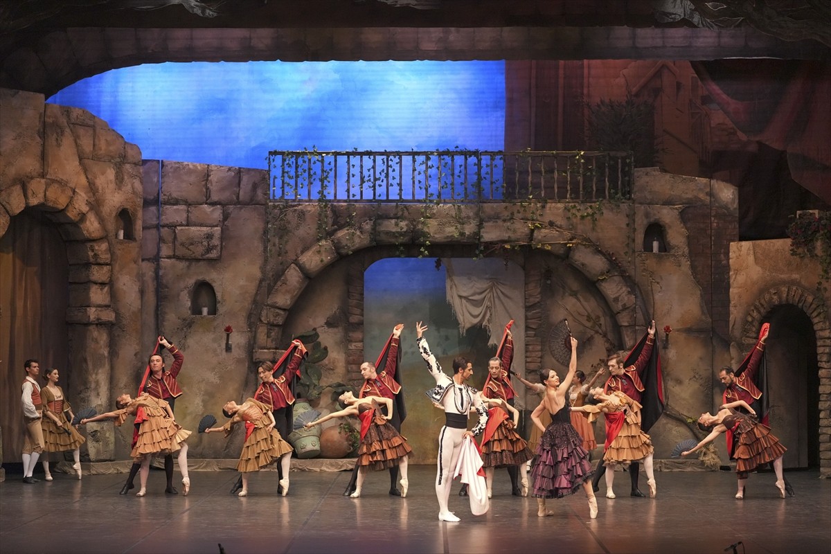 Antalya Devlet Opera ve Balesi (DOB), "Don Kişot" balesinin prömiyerini sanatseverlerin beğenisine...