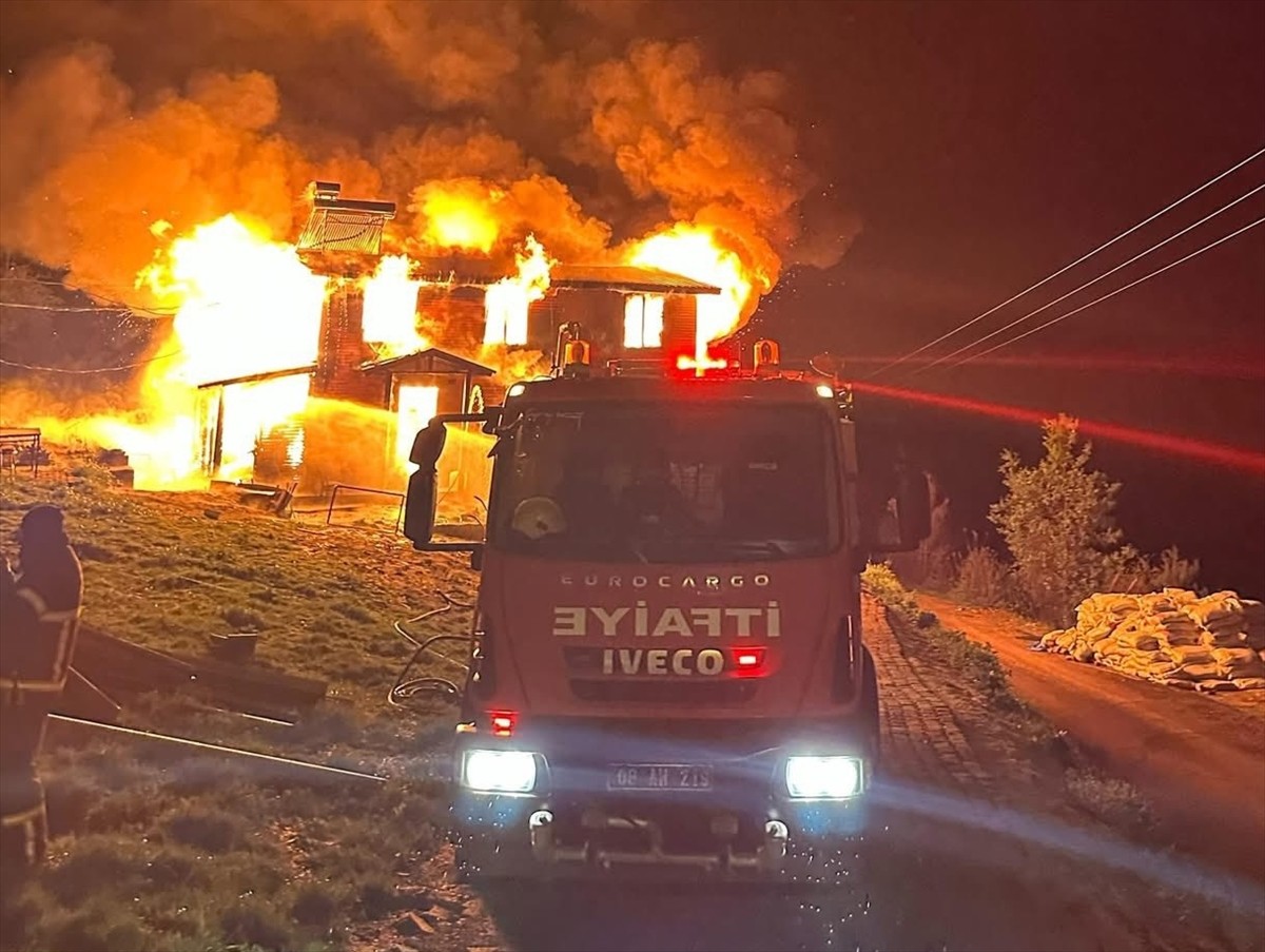 Artvin'de bir köyde çıkan yangında iki katlı ahşap ev kullanılamaz hale geldi.