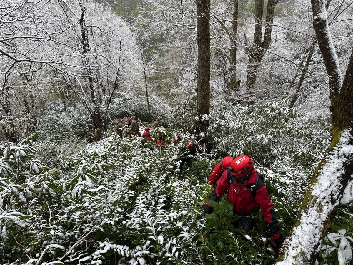 Artvin'de, yasa dışı yollarla yurda giren ve kar yağışlı arazide mahsur kalan 4 şüpheli, yardım...