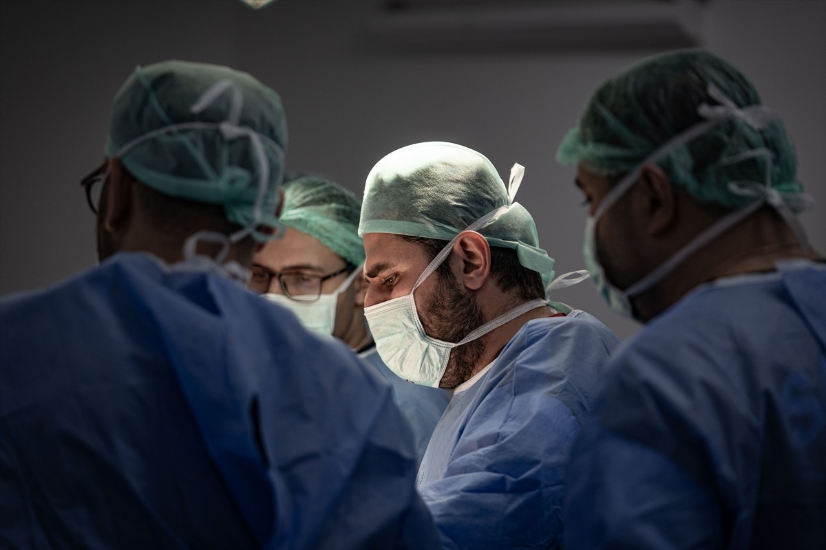 Atatürk Üniversitesi Araştırma Hastanesi'nde diz protezi ameliyatı, milimetrik ölçülerle hatasız...