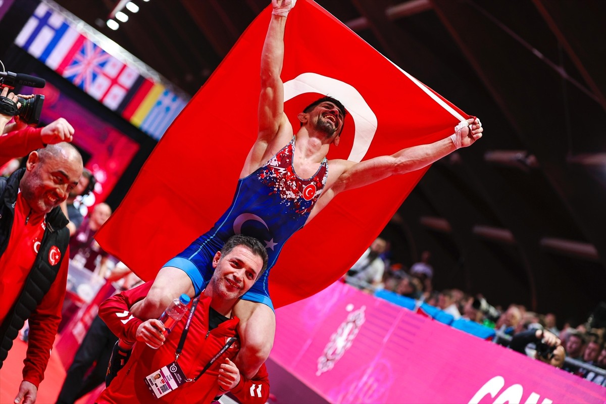 Avrupa Güreş Şampiyonası'nda mücadele eden Kerem Kamal, grekoromen stil 63 kiloda altın madalya...
