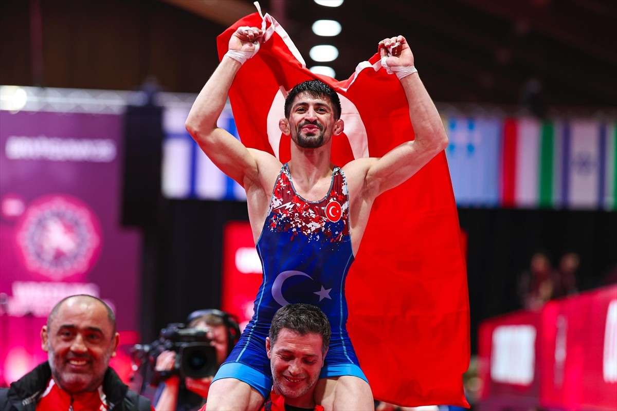 Avrupa Güreş Şampiyonası'nda mücadele eden Kerem Kamal, grekoromen stil 63 kiloda altın madalya...