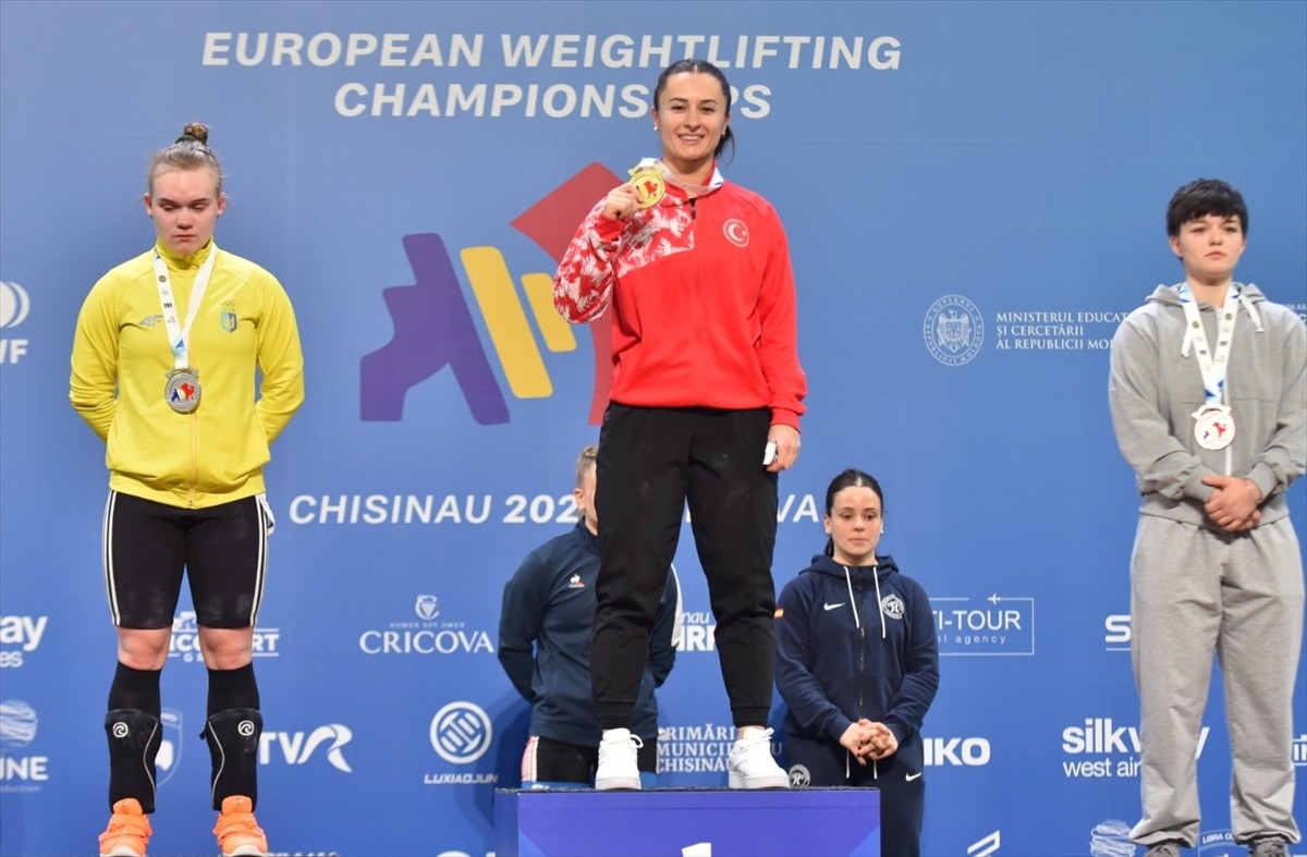 Avrupa Halter Şampiyonası'nda kadınlar 64 kiloda mücadele eden milli sporculardan Aysel Özkan...