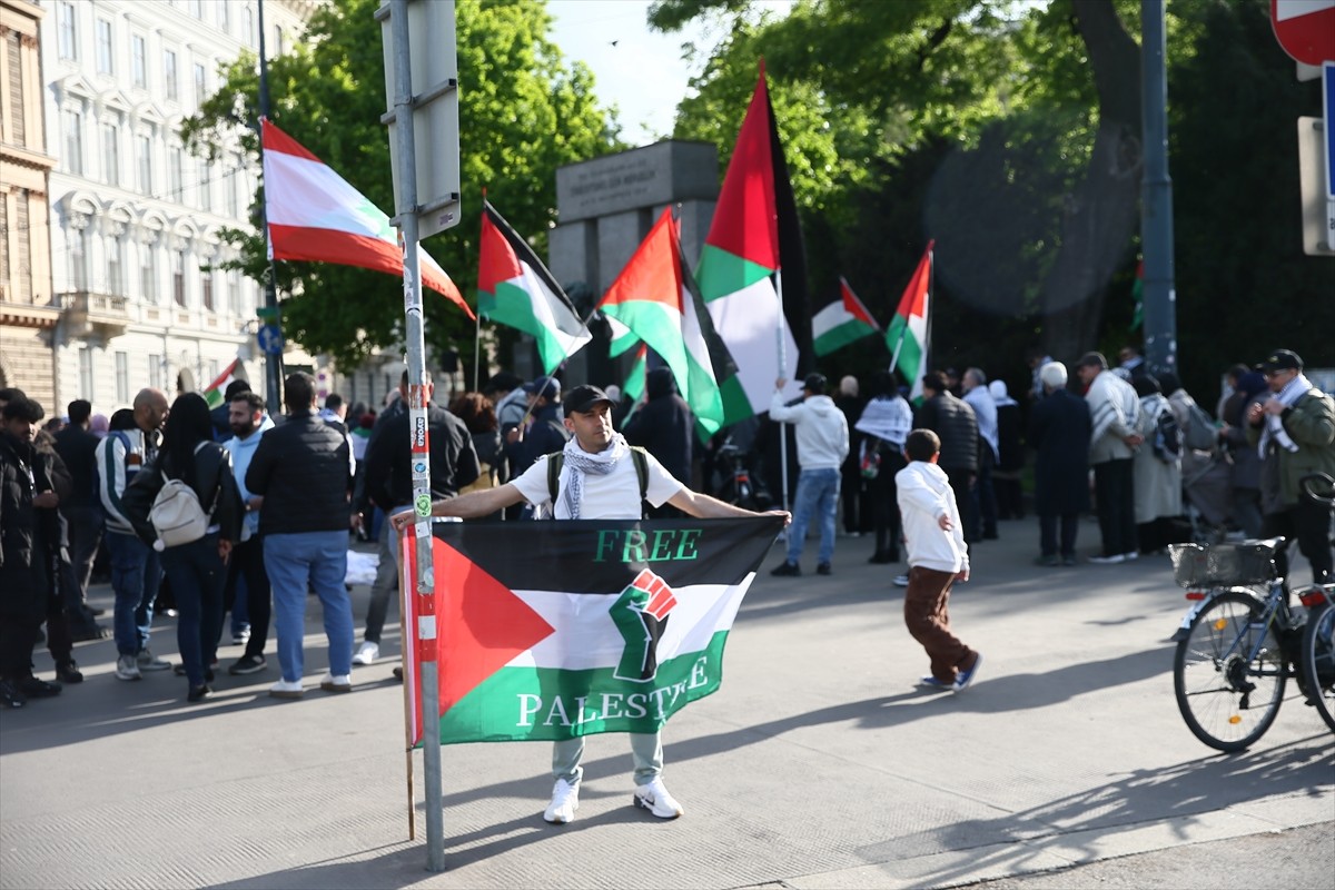 Avusturya’nın başkenti Viyana’da Filistin destekçileri, 7 Ekim 2023’ten bu yana Gazze’de işlenen...