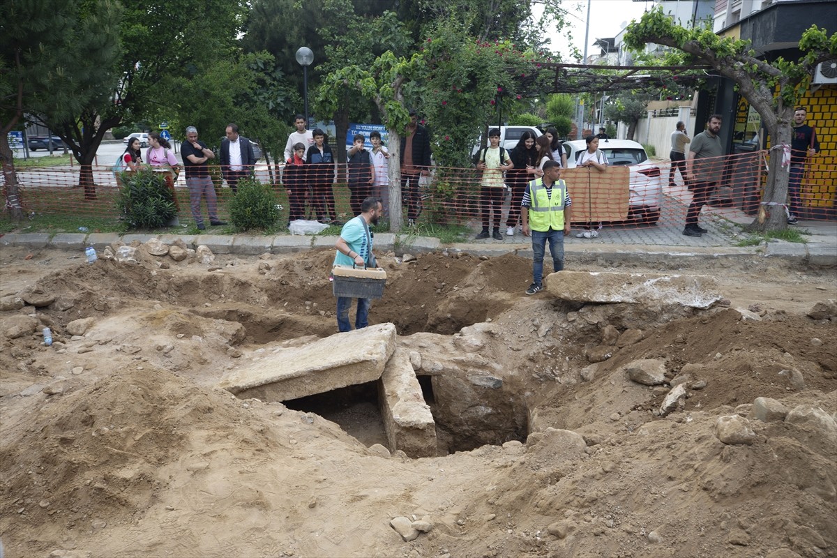 Aydın'da Tralleis Antik Kenti'ne yakın bölgede belediyenin yol yenileme çalışmasında insan...