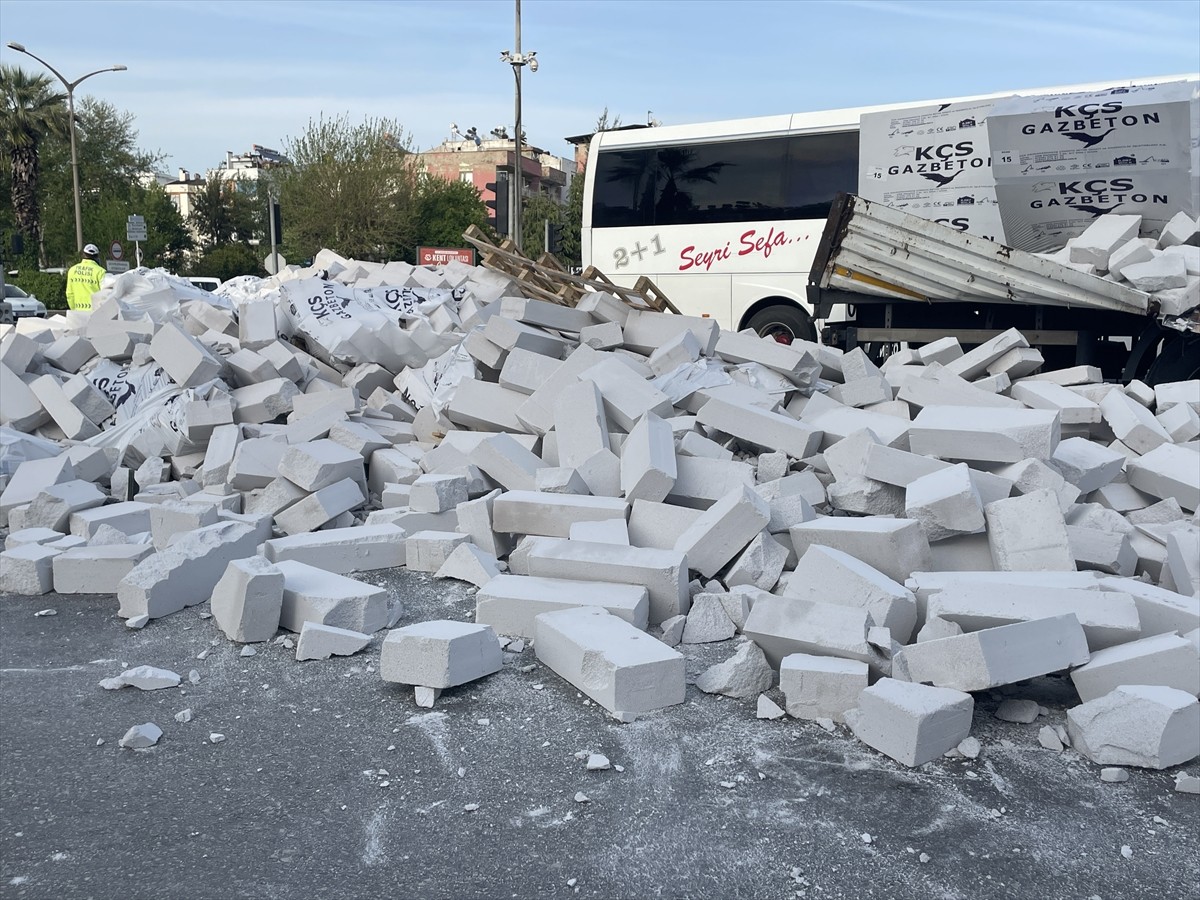 Aydın'ın Efeler ilçesinde tırdaki gaz betonların yola döküldüğü anlar, bir iş yerinin güvenlik...