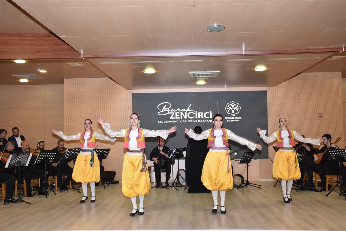 Aydın'ın Germencik ilçesinde, İzmir Devlet Türk Dünyası Dans ve Müzik Topluluğu "Anadolu'dan...