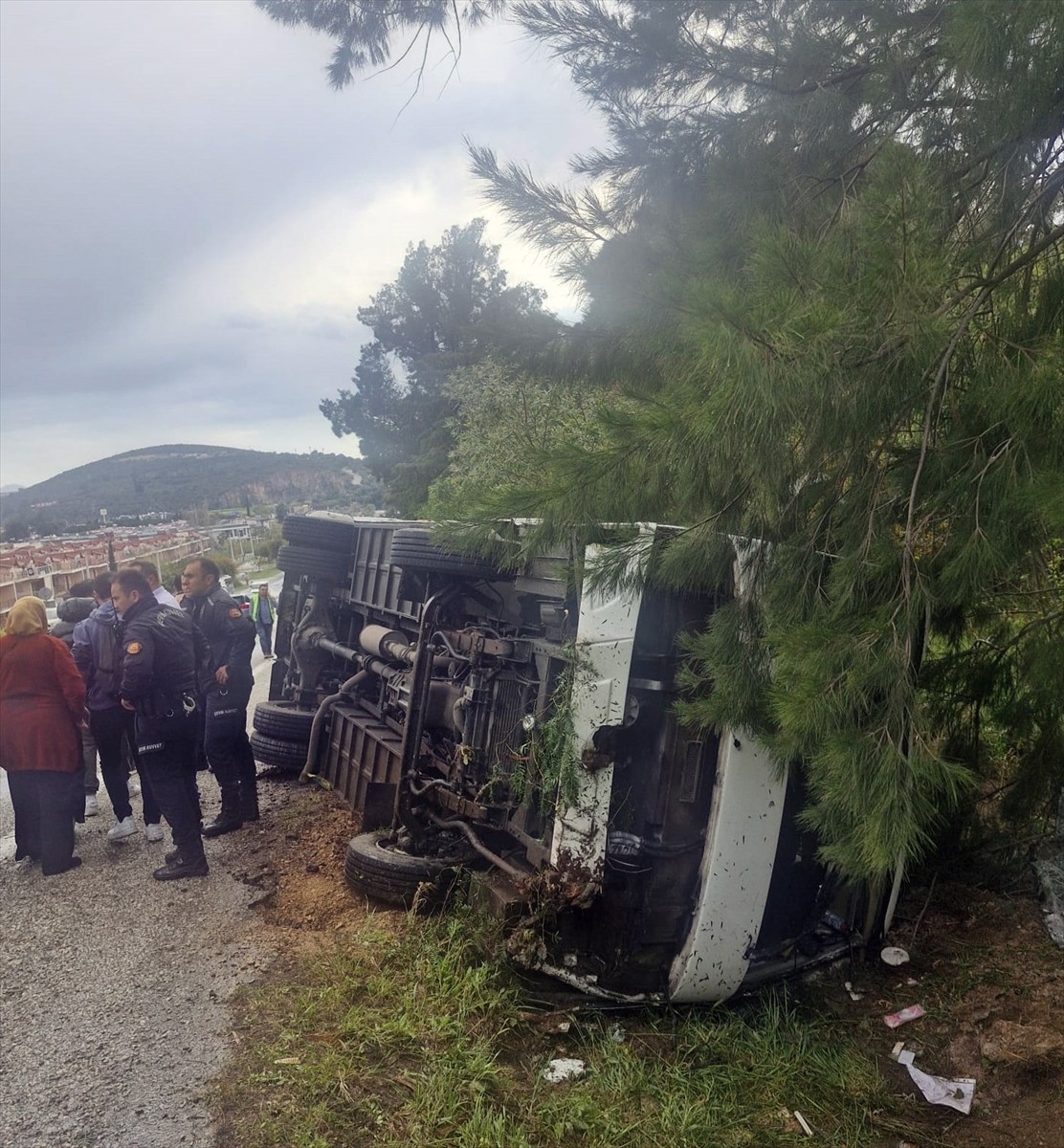 Aydın'ın Kuşadası ilçesinde, otel çalışanlarını taşıyan midibüsün devrilmesi sonucu 12 kişi...