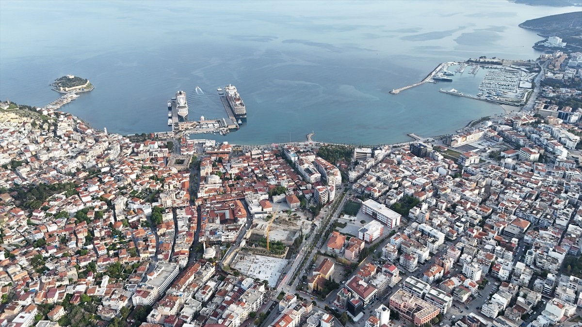 Aydın'ın Kuşadası ilçesine 3 kruvaziyerle 4 bin 195 turist geldi. Ege Port Limanı'na Hollanda...