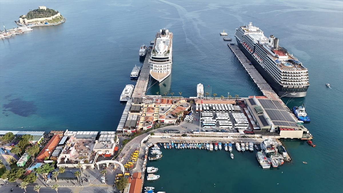 Aydın'ın Kuşadası ilçesine 3 kruvaziyerle 4 bin 195 turist geldi. Ege Port Limanı'na Hollanda...