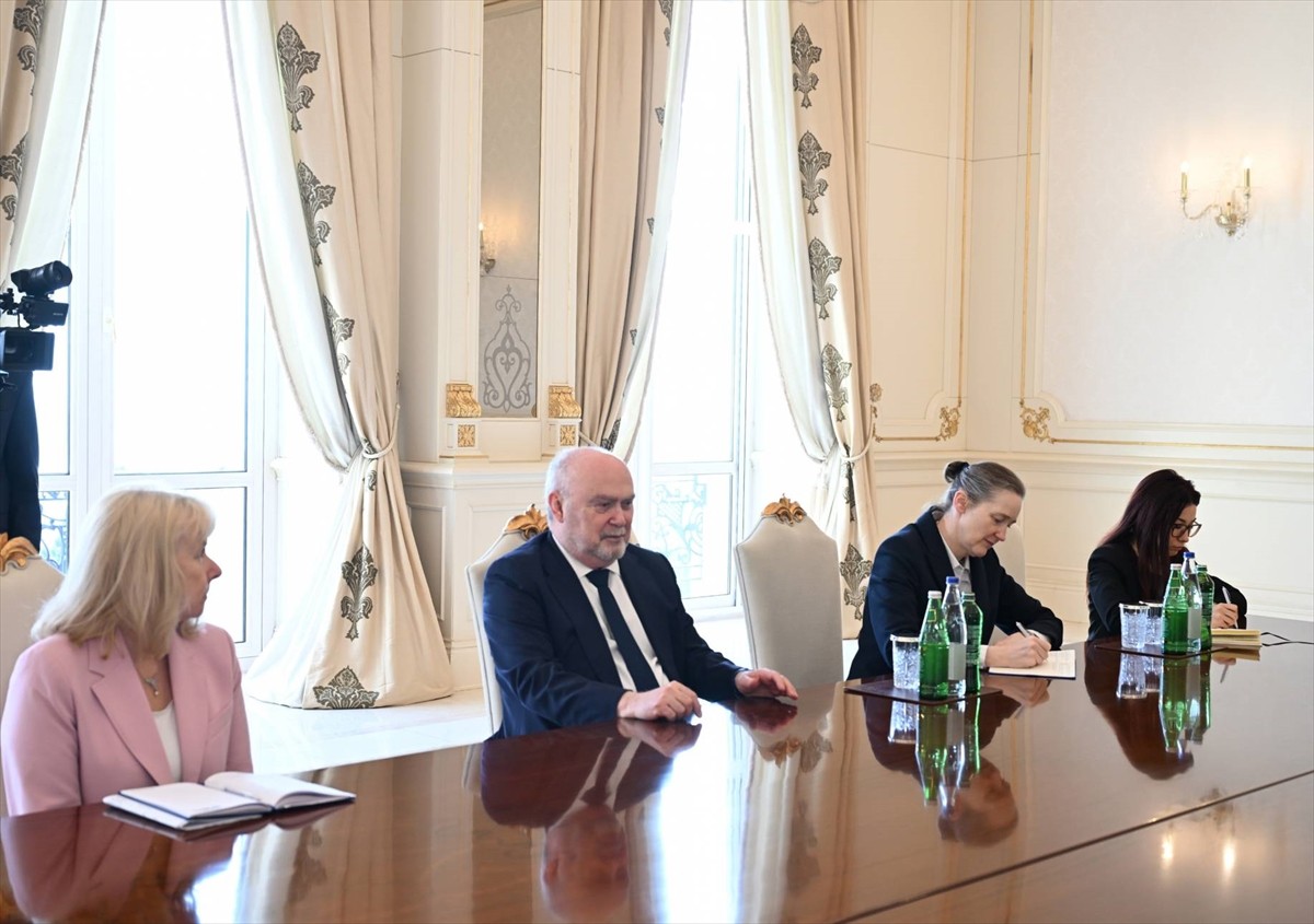 Azerbaycan Cumhurbaşkanı İlham Aliyev (sağ 2), temaslara bulunmak için Bakü'ye gelen Avrupa...