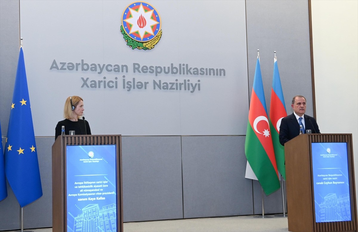 Azerbaycan Dışişleri Bakanı Ceyhun Bayramov (sağda), Azerbaycan'da temaslarda bulunan Avrupa...