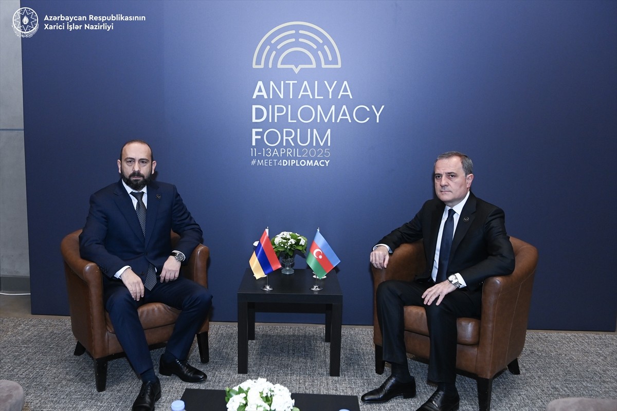 Azerbaycan Dışişleri Bakanı Ceyhun Bayramov (sağda) ile Ermenistan Dışişleri Bakanı Ararat...