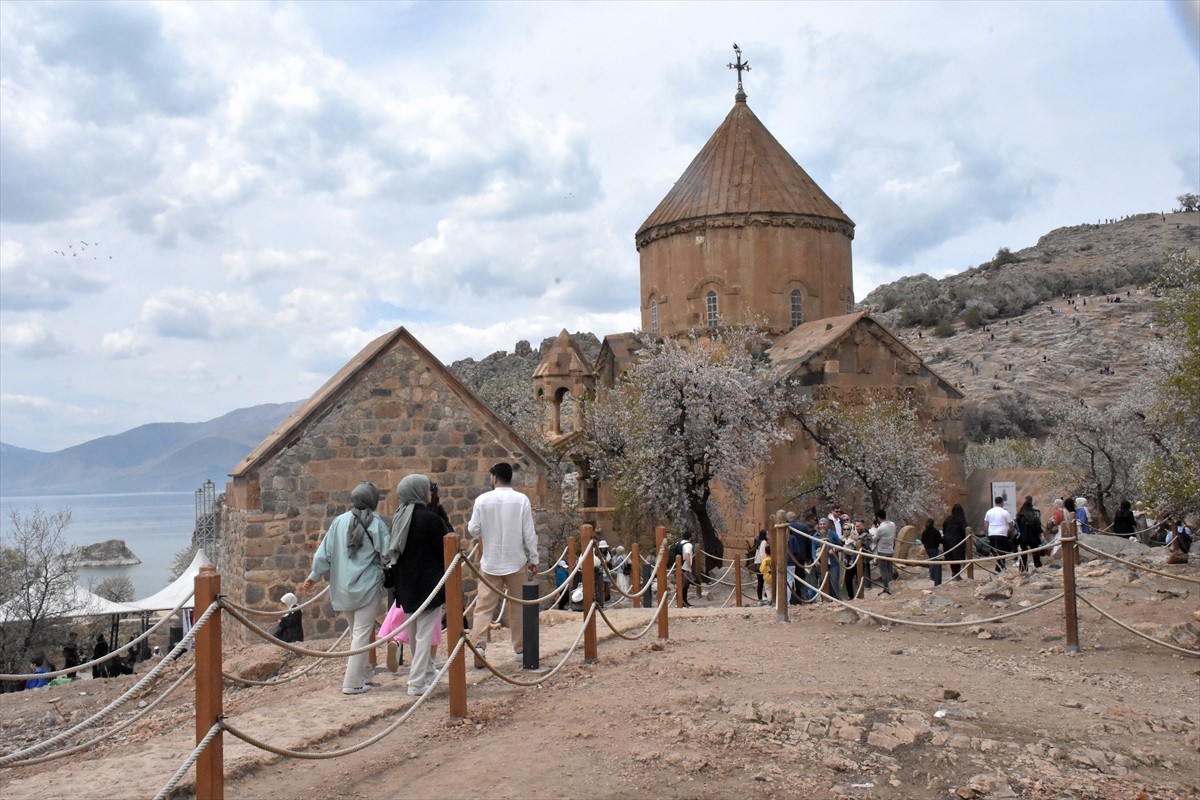 Badem ağaçlarının çiçek açmasıyla baharın tonlarına bürünen Van Gölü'ndeki Akdamar Adası'nda...