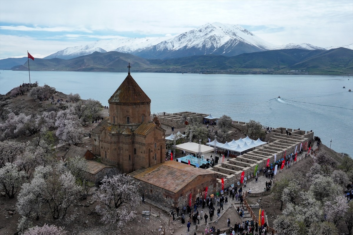 Badem ağaçlarının çiçek açmasıyla baharın tonlarına bürünen Van Gölü'ndeki "Akdamar Adası 3. Badem...