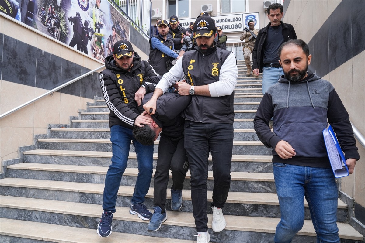 Bağcılar'da, bekçi Uğur Gölçek'in silahlı saldırıda şehit edilmesine ilişkin gözaltına alınan 5...